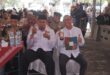 Ketua DPD LDII Bantul Nanang Dwi Antoro (kiri) dan Anggota DPRD Bantul Herry Fahamsyah (kanan) meminum jamu dalam rangka menyukseskan program Bantul Seroja.