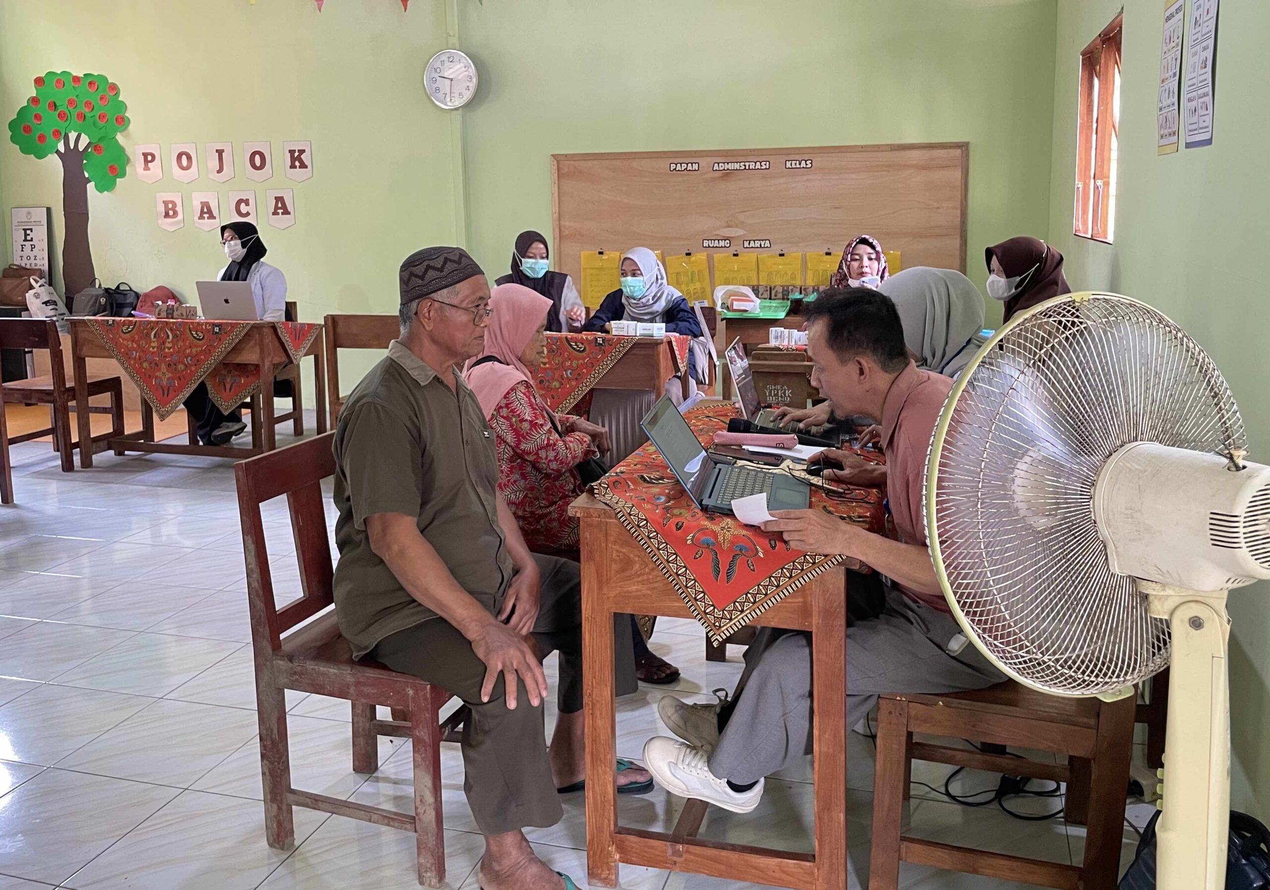 Proses Screening Riwayat Kesehatan oleh Nakes Puskesmas Wates