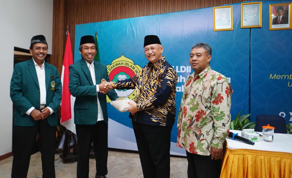 KH Chriswanto Santoso Memberikan Benih Sorgum kepada Ketua DPW LDII DIY