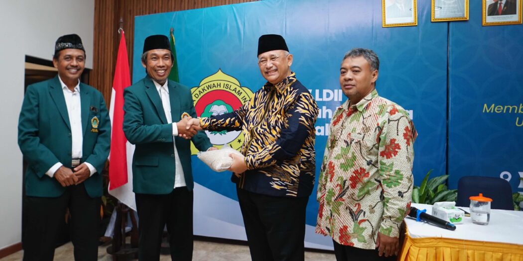 KH Chriswanto Santoso Memberikan Benih Sorgum kepada Ketua DPW LDII DIY
