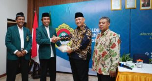 KH Chriswanto Santoso Memberikan Benih Sorgum kepada Ketua DPW LDII DIY