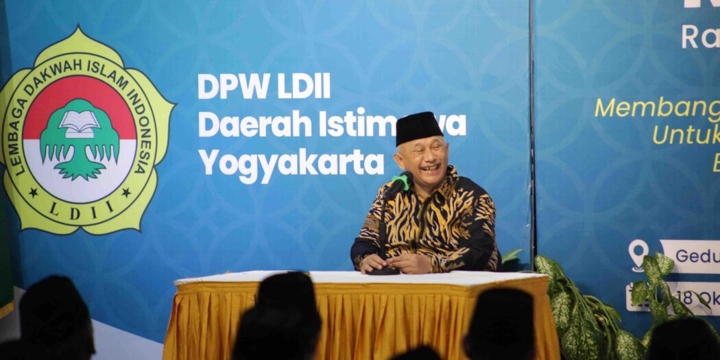KH Chriswanto Santoso saat Memberikan Sambutan dan Motivasi pada Peserta Rakorwil DPW LDII 2025