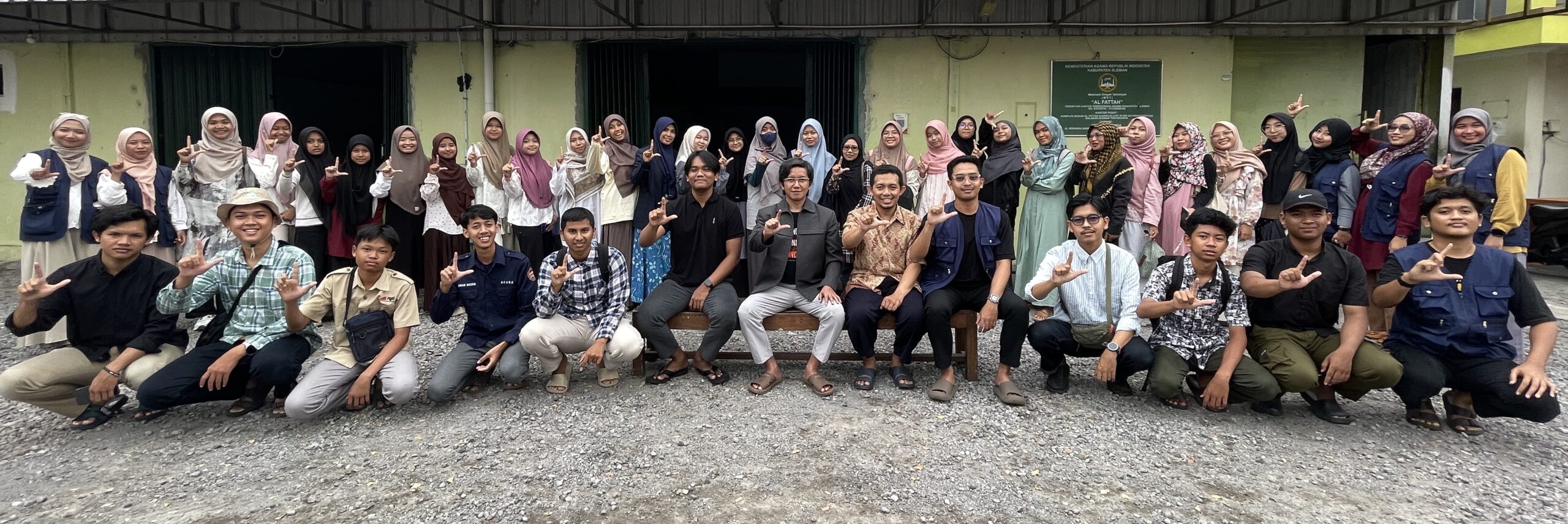 Peserta Pelatihan Jurnalistik Mahir Dasar sesi Desain Grafis berfoto bersama usai pelatihan