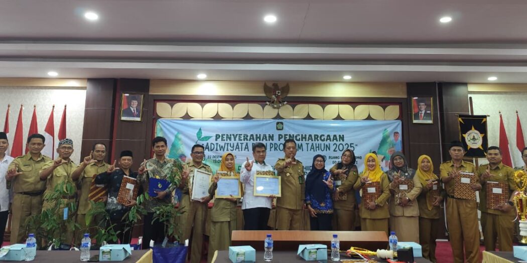 Berfoto Bersama usai Penyerahan Penghargaan Kampung Proklim dan Sekolah Adiwiyata Kabupaten Kulon Progo Tahun 2025