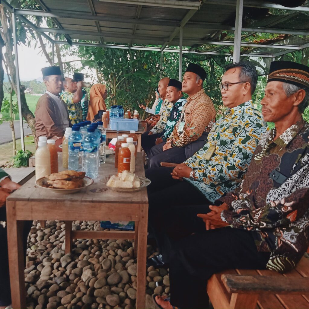 Ramah Tamah Panewu Nanggulan Sri Wahyuniarto dengan Ketua PC Nanggulan Suwarno usai Safari Salat Dzuhur di Masjid Al Barokah