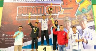 Berfoto dengan Wakil Bupati Kulon Progo pada Bupati Cup 3