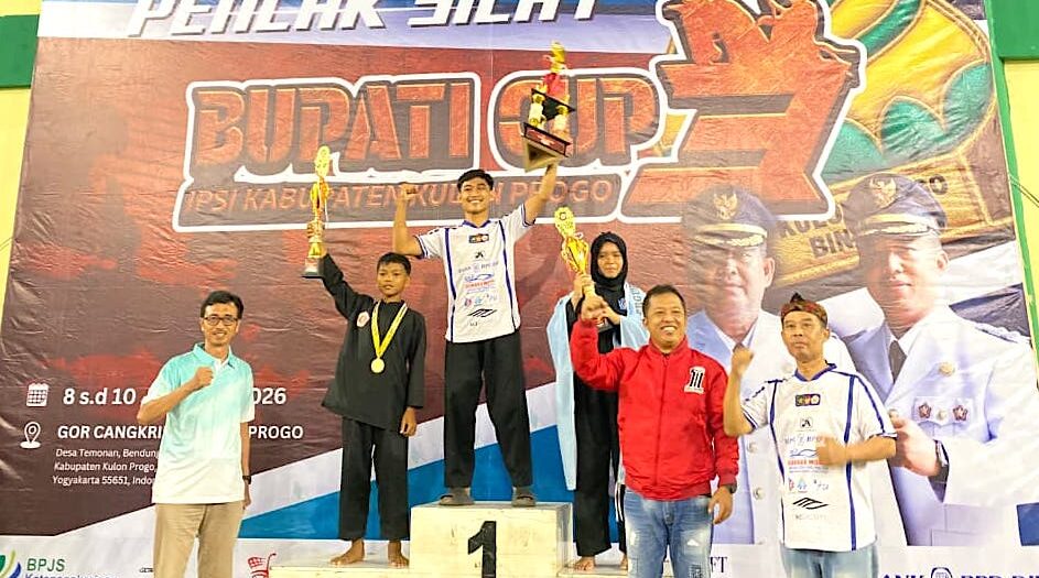 Berfoto dengan Wakil Bupati Kulon Progo pada Bupati Cup 3