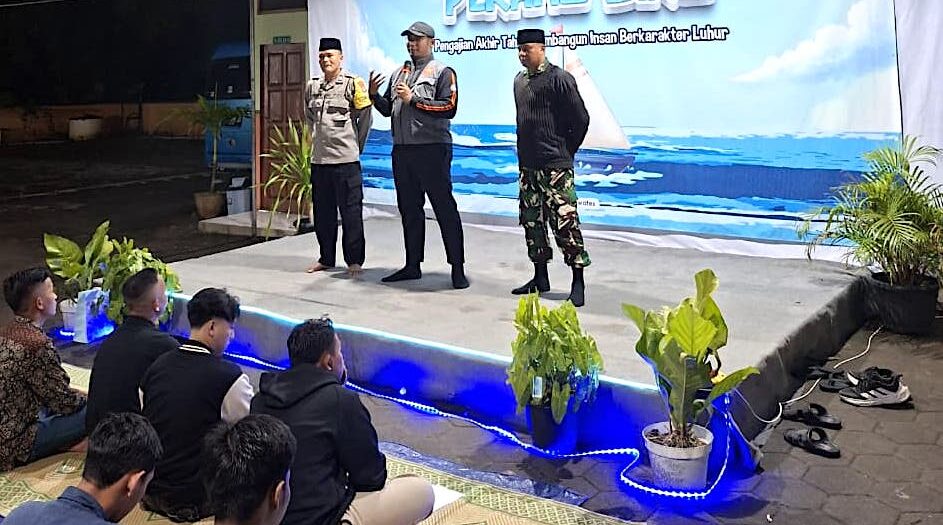 Lurah Giripeni beserta jajaran dalam Pengajian Akhir Tahun Perahu Biru LDII Wates