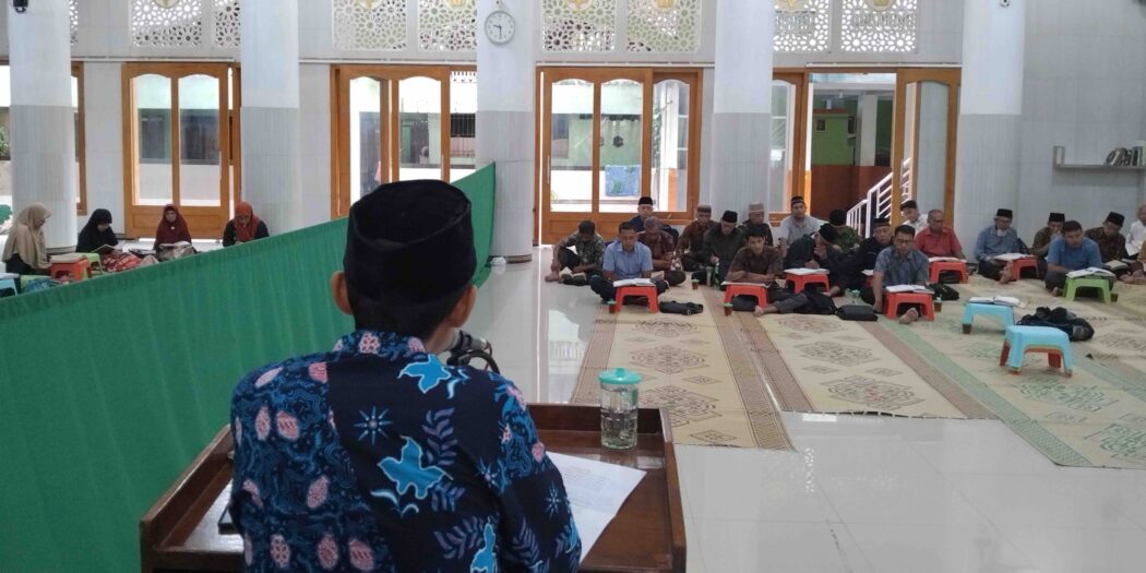 Ustadz Ahmad Harun saat Memberikan Materi pada Pengajian ASN DPD LDII Kulon Progo