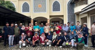 Berfoto bersama Forkompimkap Nanggulan usai Jumat Bersih di lingkungan Masjid Al Barokah dan penyerahan Majalah Nuansa Persada