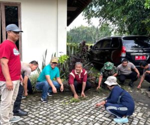 Forkompimkap Nanggulan menggelar Jumat Bersih di lingkungan Masjid Al Barokah