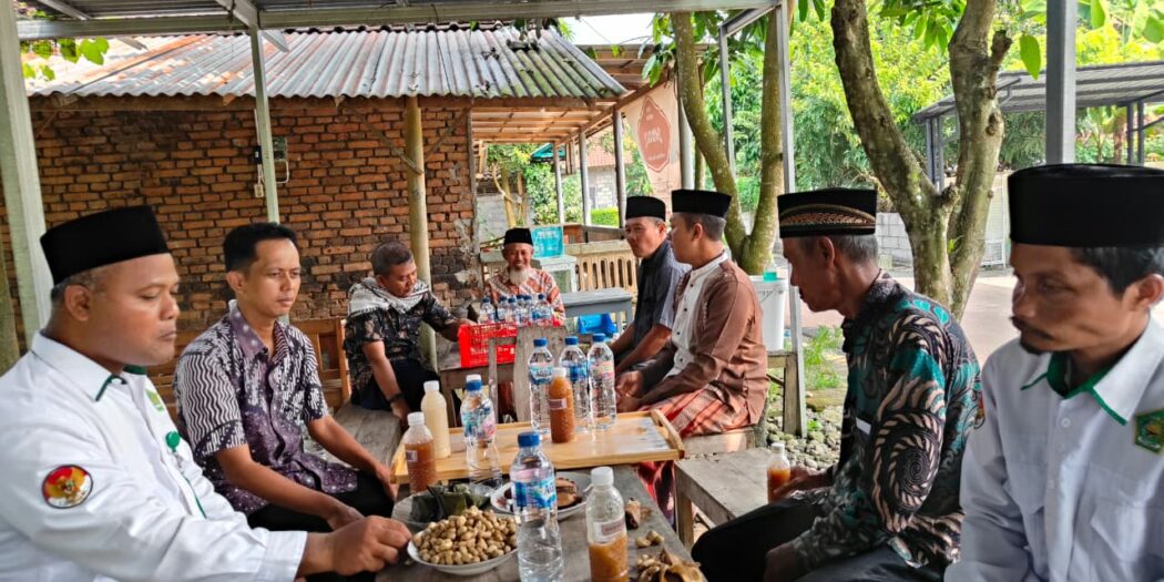 Kepala KUA Nanggulan ramah tamah dengan usai Safari Dzuhur di Masjid Al Barokah