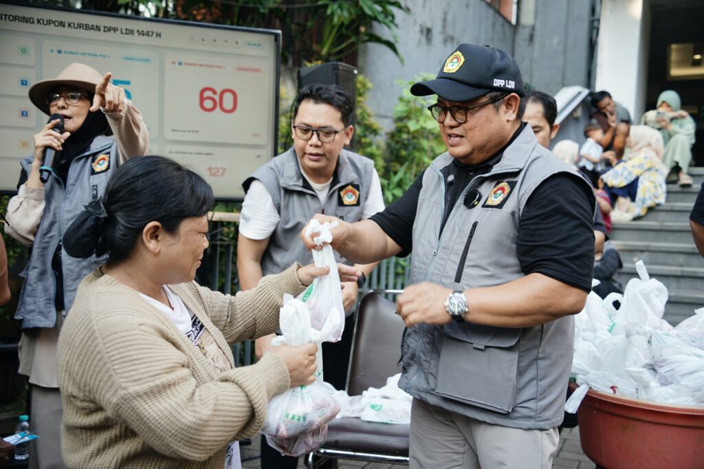 Ketua Umum DPP LDII Dody Taufiq Wijaya bersama artis Ida Royani membagikan daging kurban untuk masyarakat sekitar. Foto: LINES