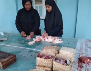PAC LDII Tawangsari menggunakan besek bambu untuk kemasan distribusi daging kurban