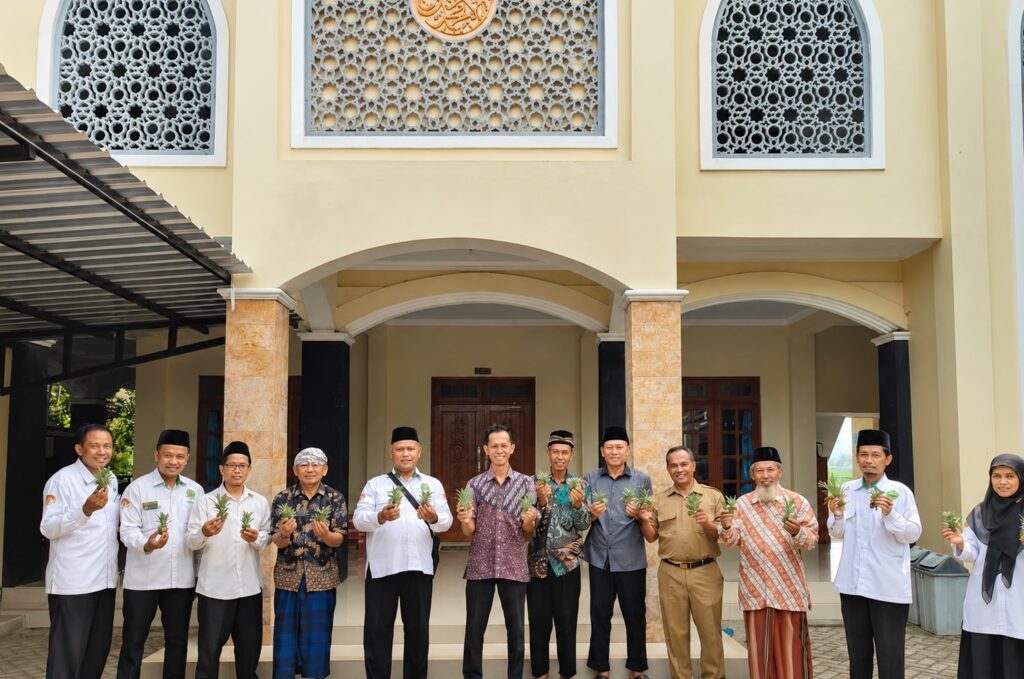 Penyerahan Bibit Nanas untuk warga usai Safari Dzuhur di Masjid Al Barokah Nanggulan