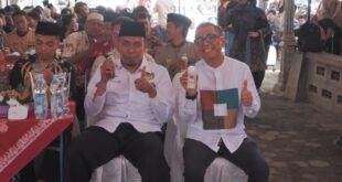 Ketua DPD LDII Bantul Nanang Dwi Antoro (kiri) dan Anggota DPRD Bantul Herry Fahamsyah (kanan) meminum jamu dalam rangka menyukseskan program Bantul Seroja.