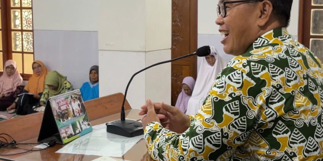 Panewu Nanggulan Sri Wahyuniarto saat memberikan sambutan pada Safari Salat Dzuhur di Masjid Al Barokah
