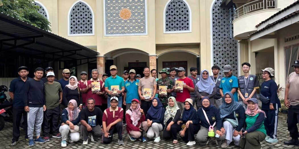 Berfoto bersama Forkompimkap Nanggulan usai Jumat Bersih di lingkungan Masjid Al Barokah dan penyerahan Majalah Nuansa Persada