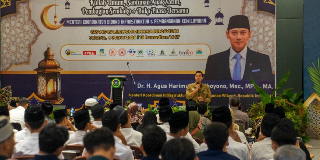 AHY memberikan kuliah umum dalam kegiatan Kuliah Umum, Santunan Anak Yatim, Pembagian Sembako dan Buka Bersama di Pondok Pesantren Minhajurrosyidin Jakarta