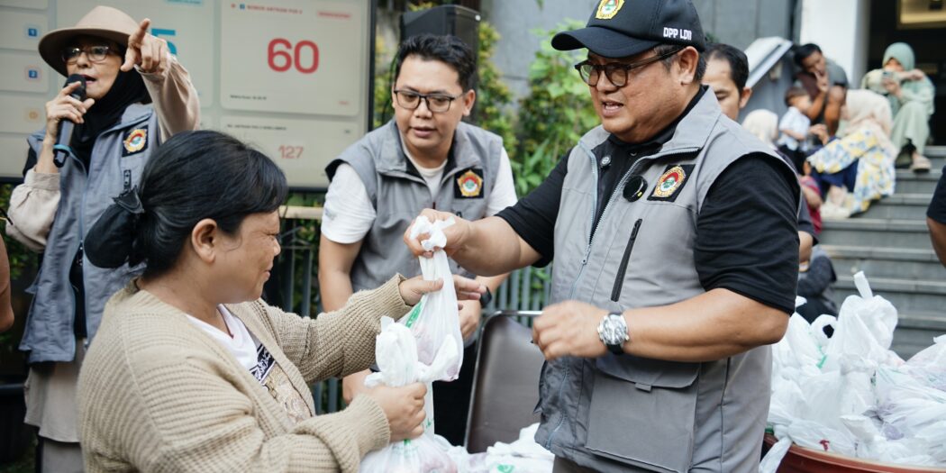 Ketua Umum DPP LDII Dody Taufiq Wijaya bersama artis Ida Royani membagikan daging kurban untuk masyarakat sekitar. Foto: LINES