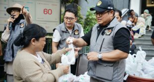 Ketua Umum DPP LDII Dody Taufiq Wijaya bersama artis Ida Royani membagikan daging kurban untuk masyarakat sekitar. Foto: LINES